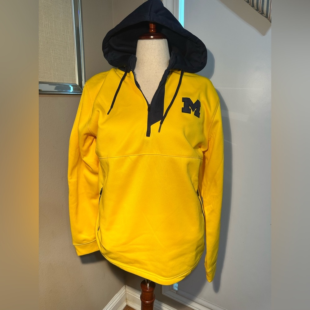 Colosseum Men’s Sz L 
Michigan maize/blue 1/4 zip pullover 
hoodie